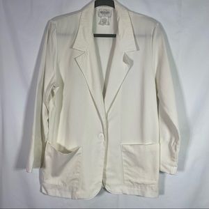 T.R. Bentley, White Oversized Blazer, Size 9/10. In excellent condition!